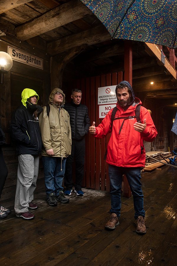 Guide with a group in Bergen
